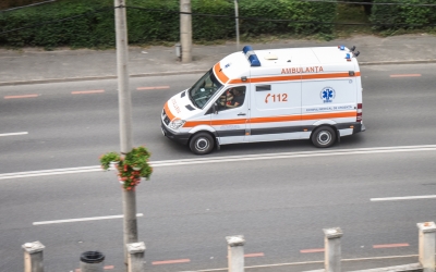 Pieton lovit de o mașină, în Mediaș. Bărbatul de 84 de ani a suferit traumatisme la coloană și la cap