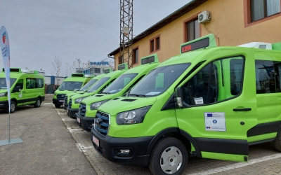 Microbuze electrice predate de Consiliul Județean, încă nefolosite de școlile din județ: au locuri insuficiente și documente nefinalizate