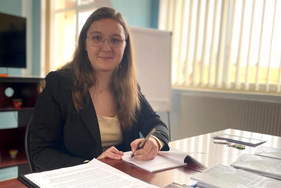 „În focul provocărilor”: Cu două zile înainte de a împlini 18 ani, sibianca Melisa Alexandrescu lansează al doilea volum al poveștii sale de viață