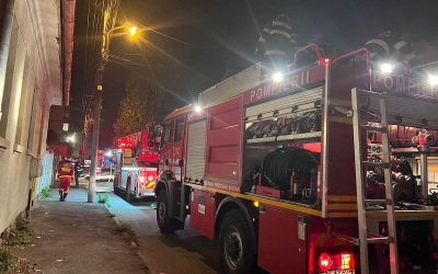 Incendiu pe strada Podului din Sibiu. „Cauza probabilă a fost coșul de fum deteriorat”