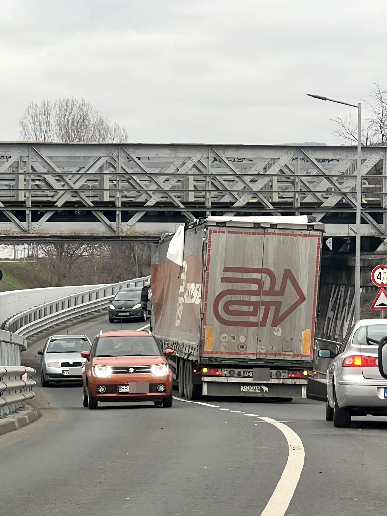 Șofer din Alba, amendat cu 990 de lei după ce a rămas blocat cu TIR-ul sub podul de pe Viitorului
