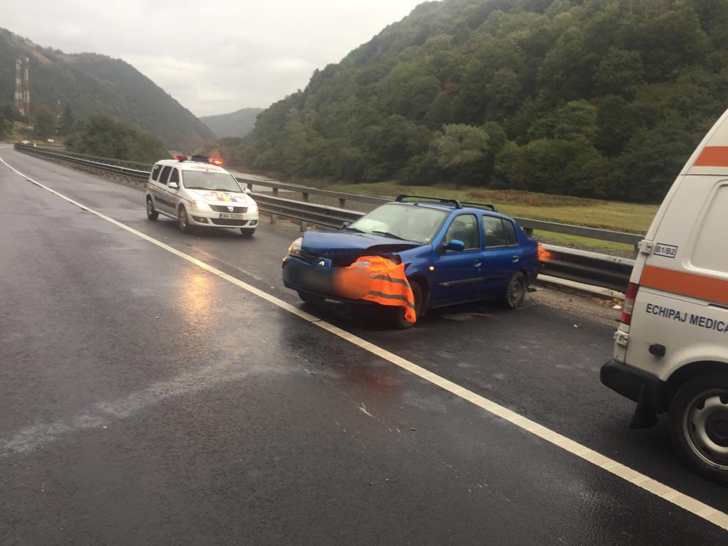 Trafic blocat pe DN7, între Boița și Lazaret: trei mașini și un TIR implicate. Patru persoane au fost duse la spital