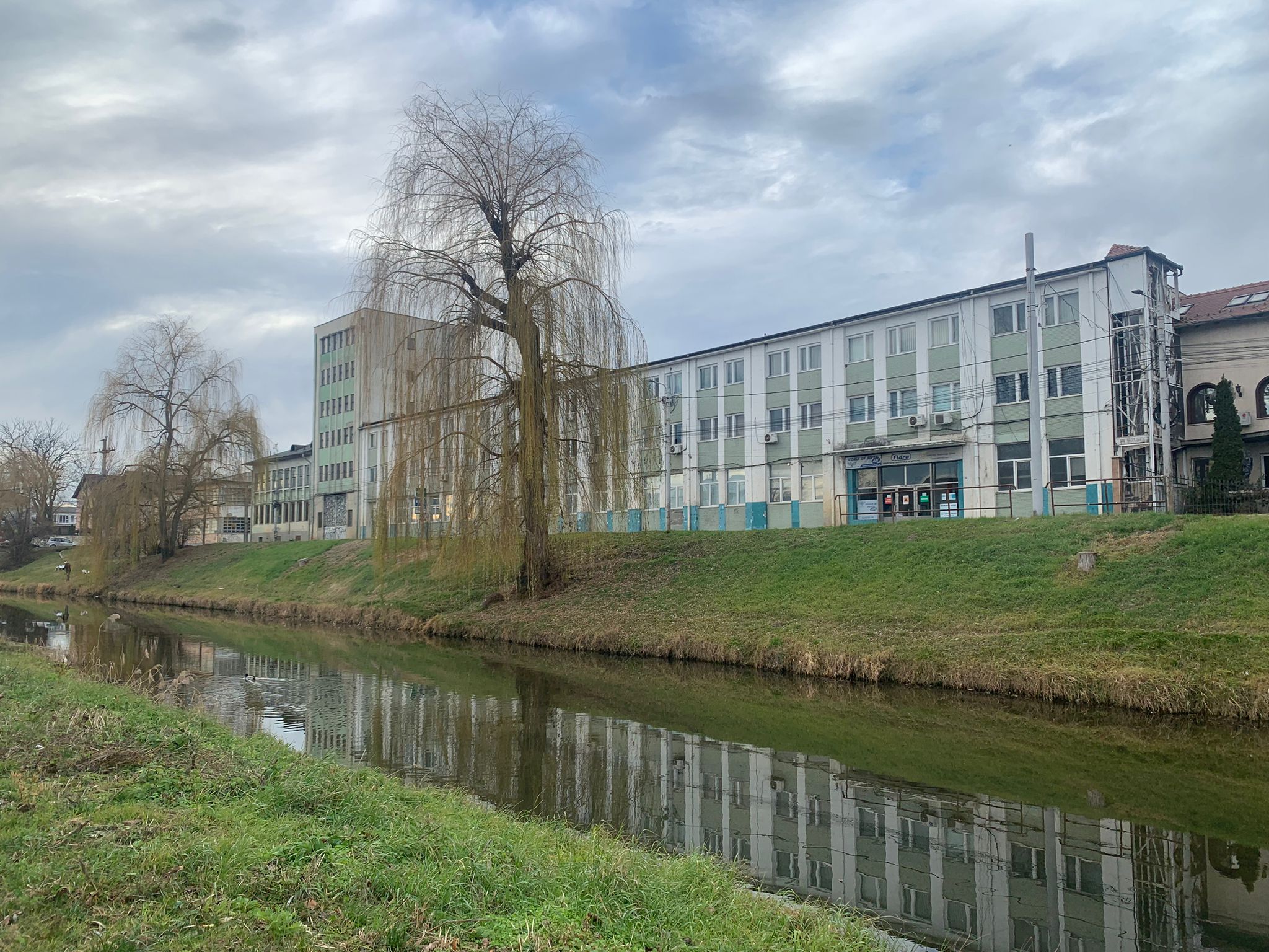 PUZ-ul pentru ansamblul rezidențial nou de pe malul Cibinului, pe masa consilierilor locali. Blocuri în locul fabricilor Flaro-Mondex, pasarelă nouă peste râu, aproape 600 de locuri de parcare