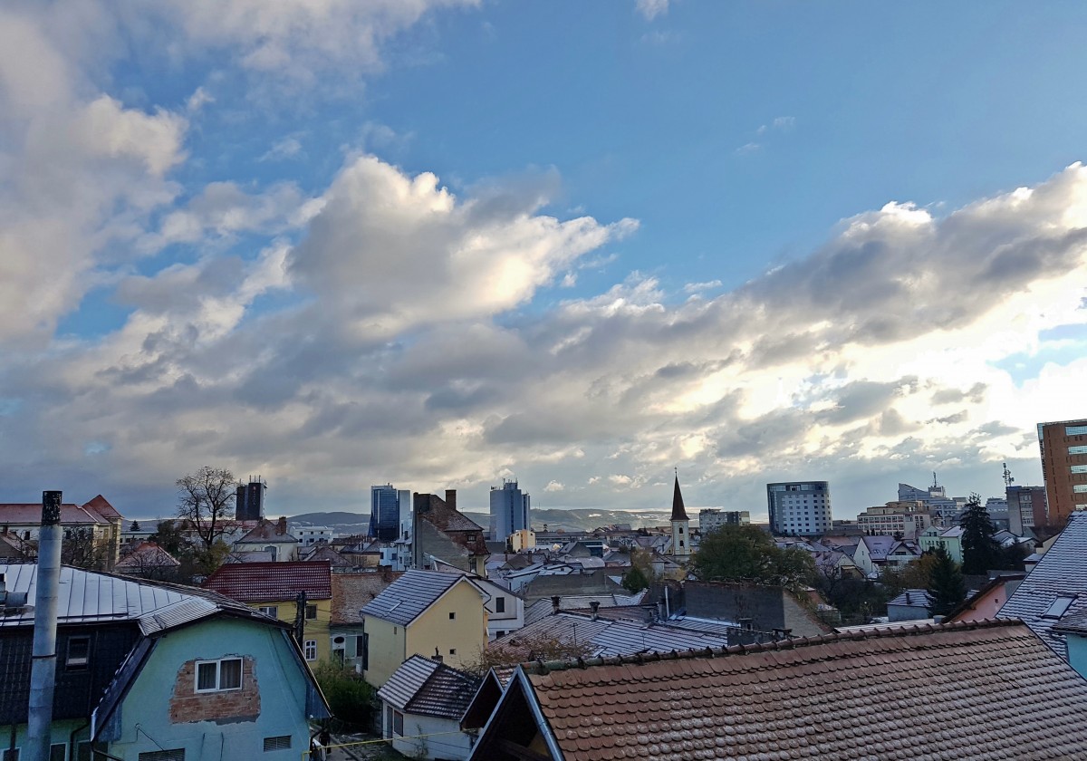 Săptămâna viitoare începe cu vânt și cer noros, dar se încheie cu temperaturi mai ridicate decât normalul perioadei