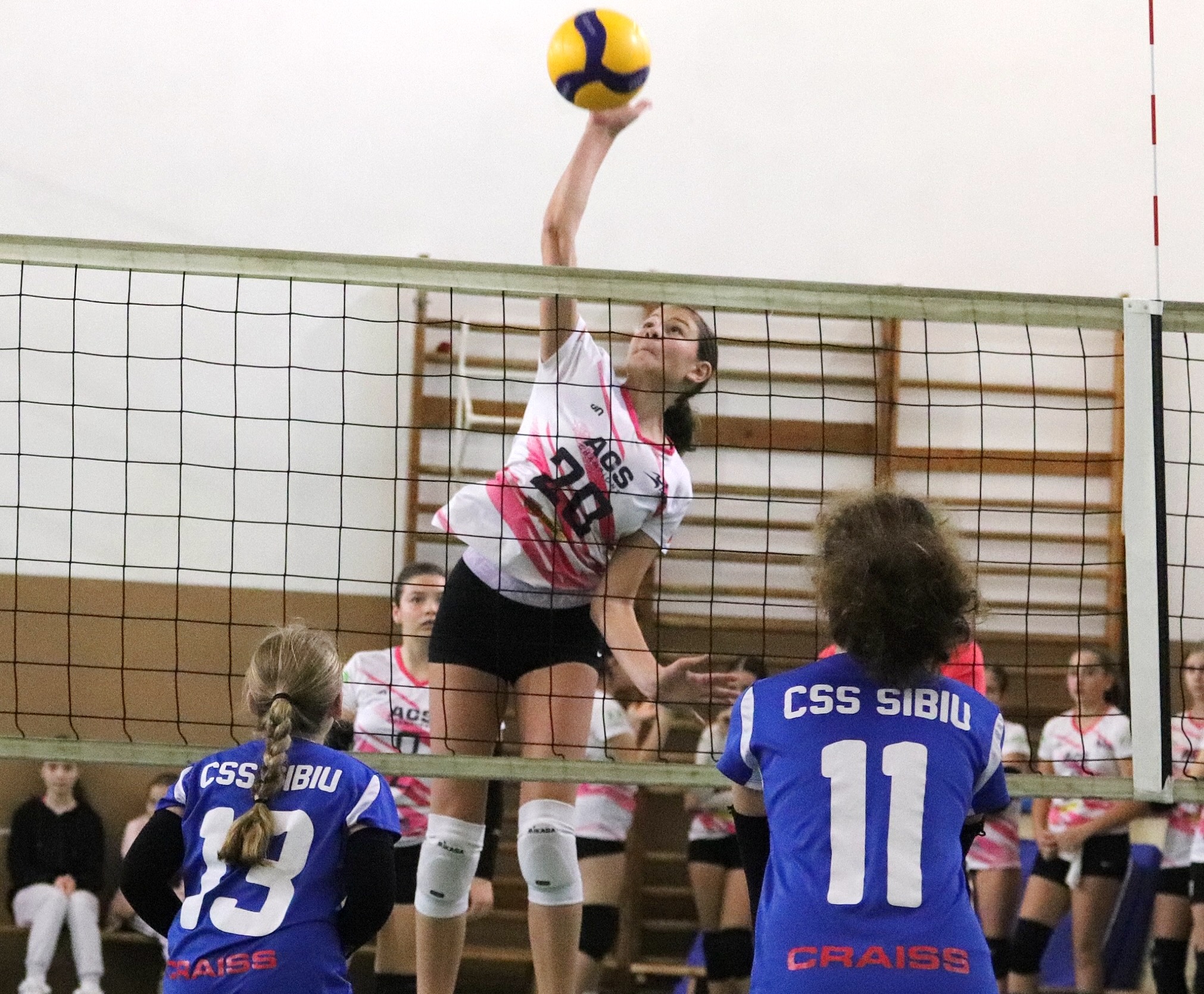 14 școli și licee din Sibiu participă la Cupa de volei „Keep the Ball Flying”. Competiția începe marți