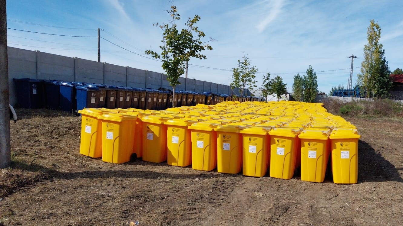 Consiliul Județean Sibiu a finalizat proiectul prin care au fost achiziționate și distribuite noile recipiente de colectare selectivă a deșeurilor