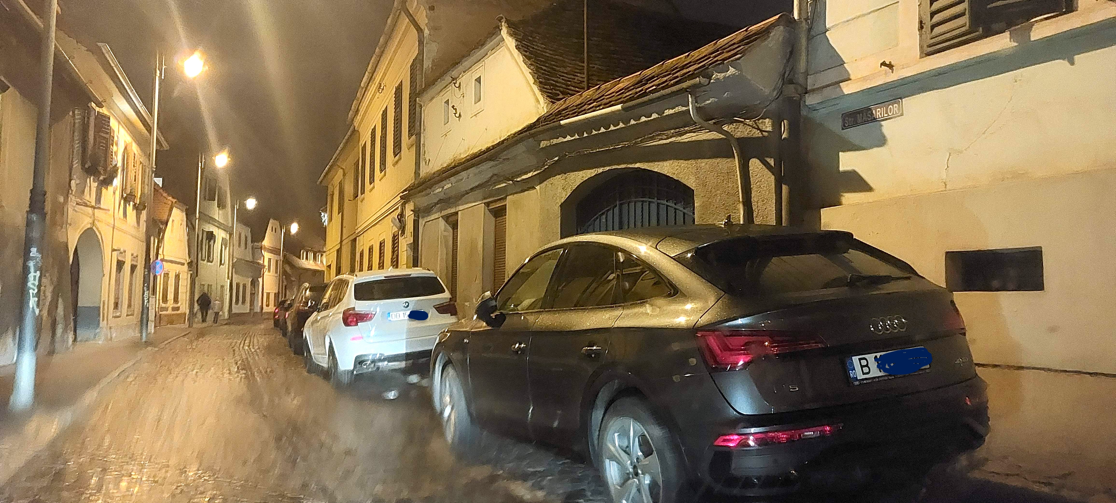 Trotuarele din centru sunt pline de mașini ale turiștilor parcate neregulamentar, Poliția Locală acuzată că ”închide ochii”. 179 mașini ridicate de când s-a deschis Târgul