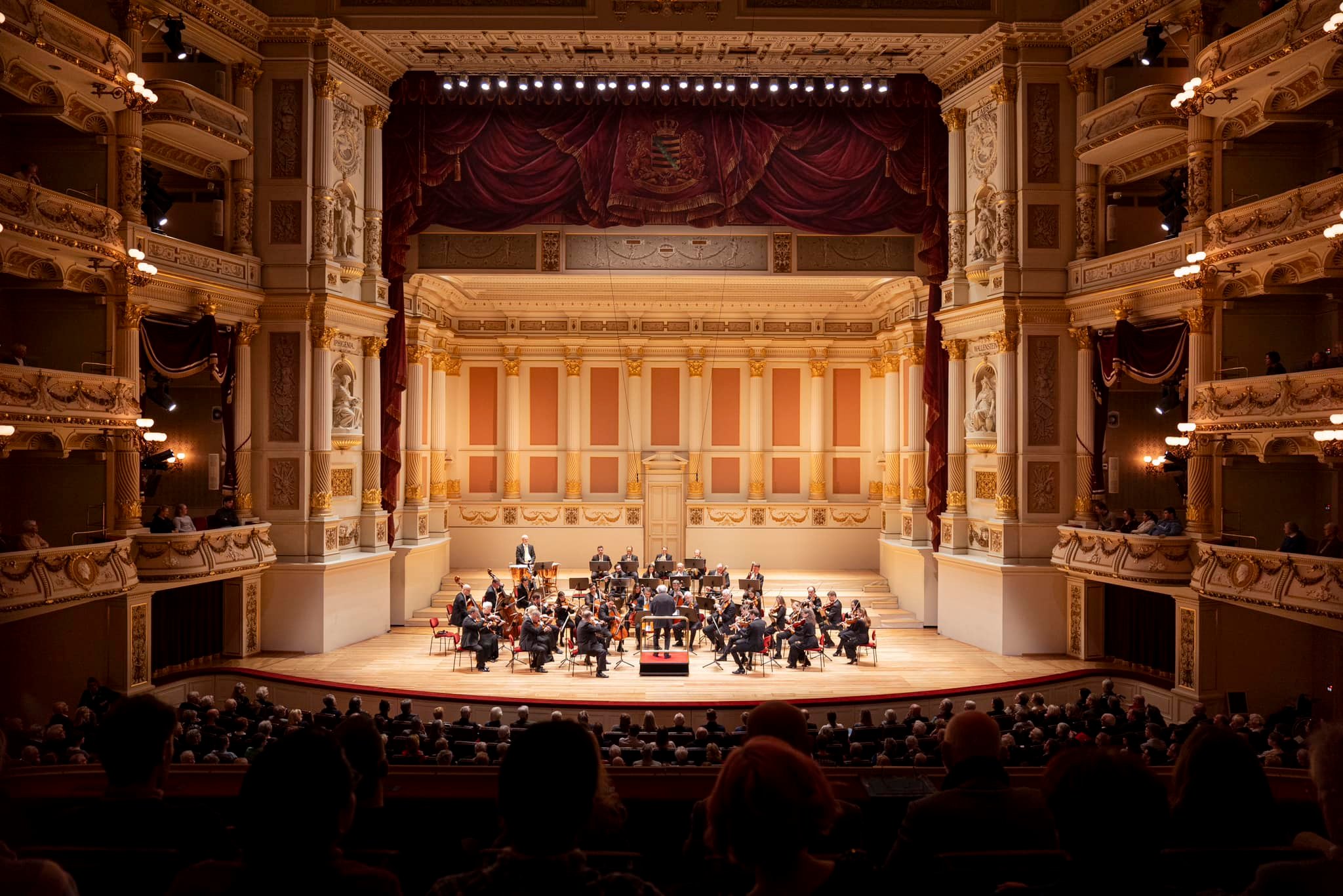 Mai multor spectatori, şi ulterior şi paramedici, li s-a făcut rău în timpul unui concert, la Dresda