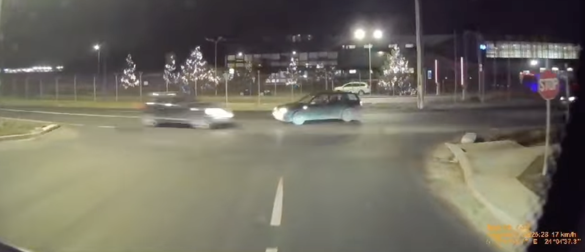 Accident pe strada Salzburg din Sibiu din cauza neacordării de prioritate. Două tinere au ajuns la spital