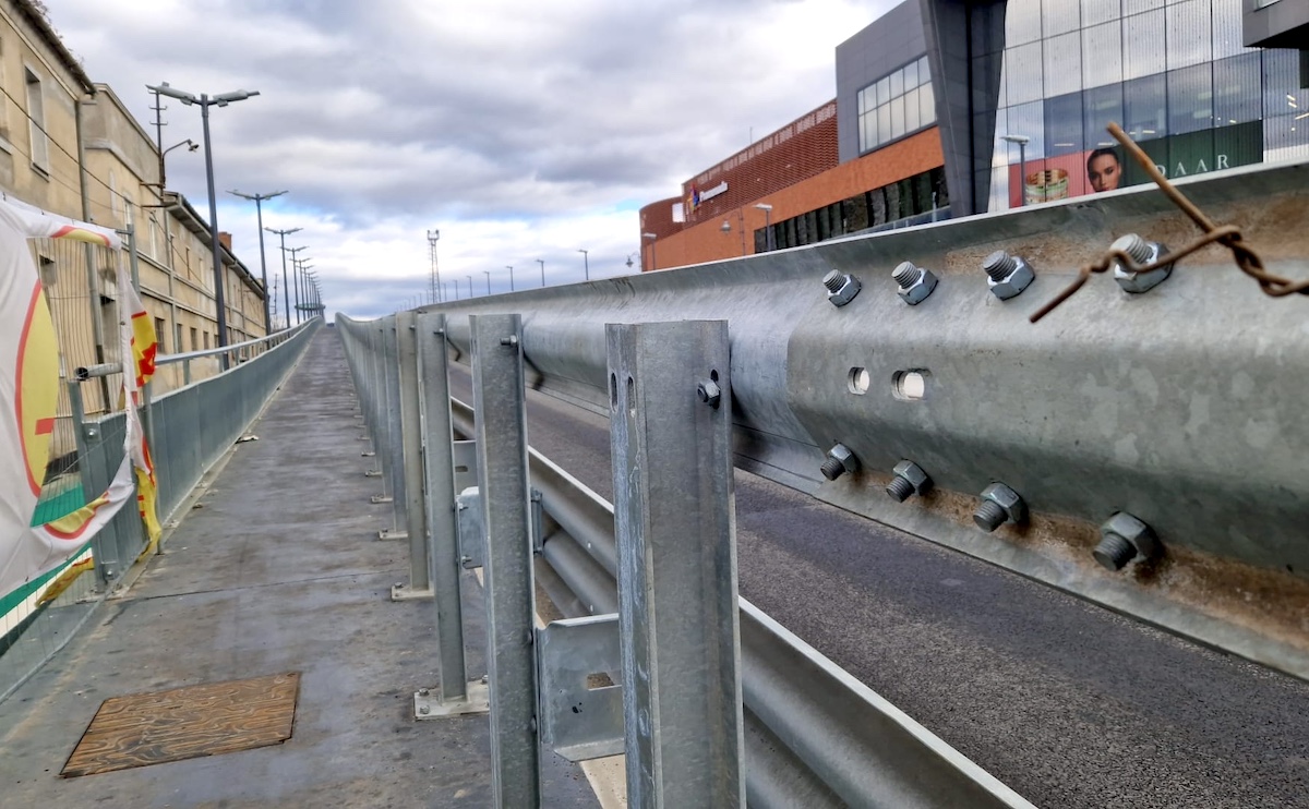 Sesizare: o parte din piulițele parapetelor de pe Podul Gării nu sunt strânse. Primăria: lucrarea nu a fost recepționată, constructorul va plăti penalități