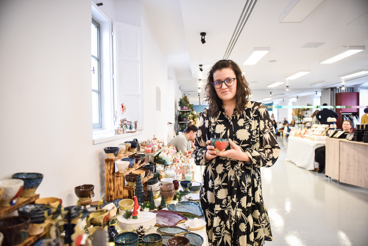 O sibiancă și-a deschis afacere după ce a investit aproximativ 4.000 de euro. „Prima dată când am lucrat cu lutul a fost acasă la bunicii mei”