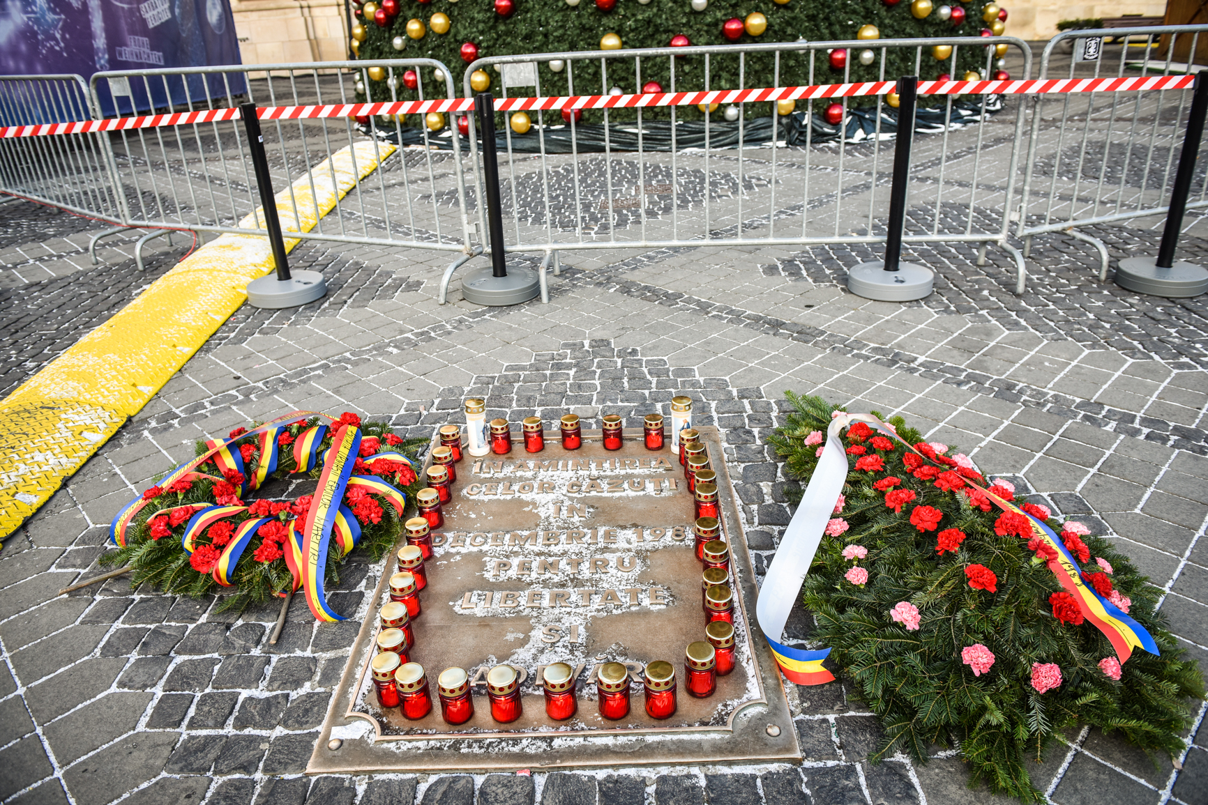 Ziua Eroilor Revoluției, marcată la Sibiu prin mai multe evenimente: depuneri de coroane și jerbe de flori, expoziție fotodocumentară și parastas