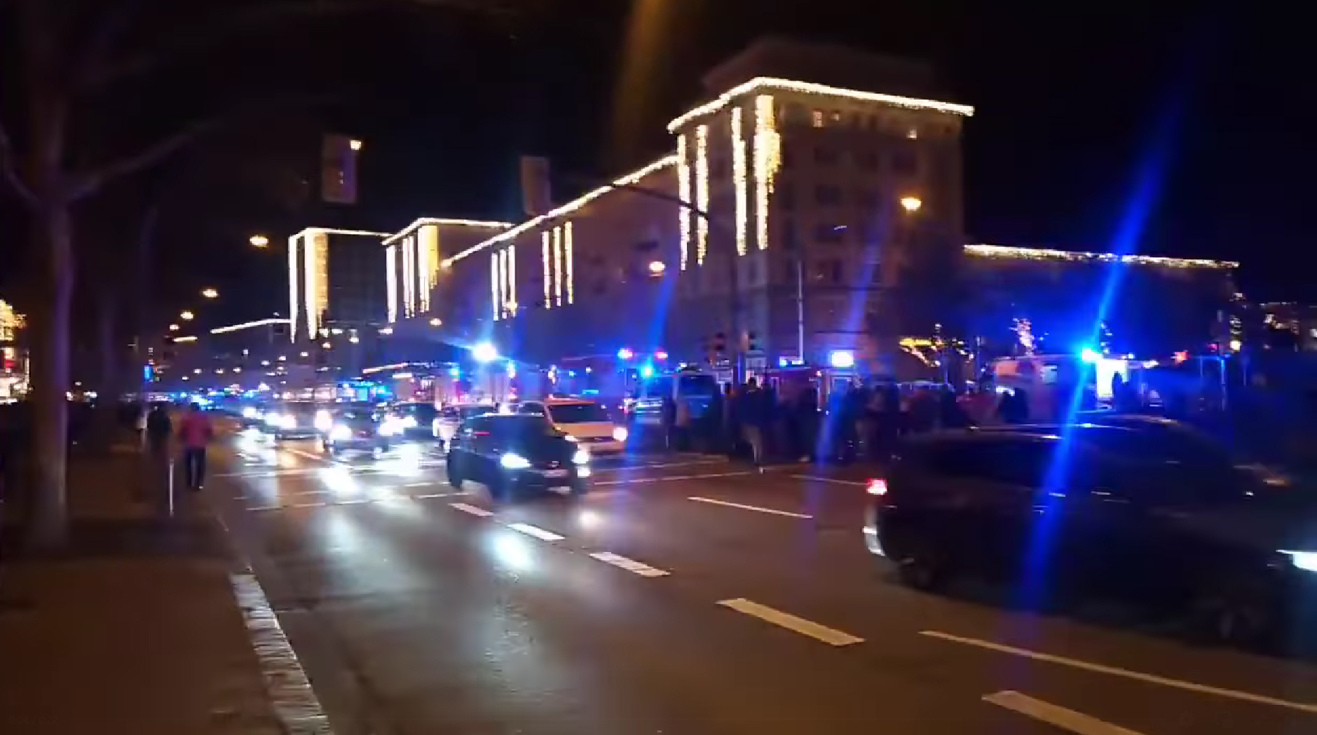 Actualizare. O maşină a intrat în mulţime la târgul de Crăciun din oraşul german Magdeburg. Cel puțin un mort și între 60 și 80 de persoane rănite