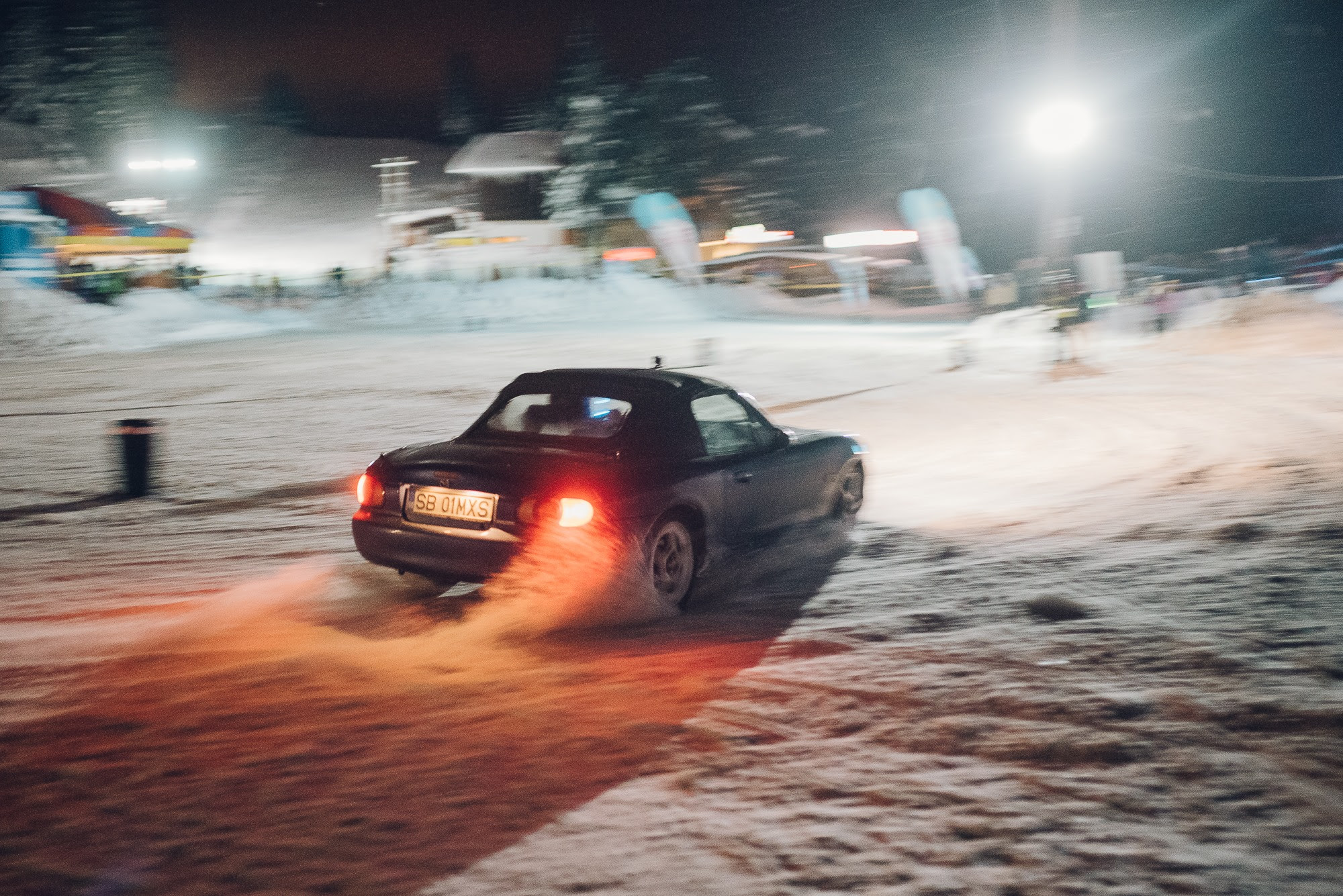 Furios și rece... Drifturi organizate în parcarea Păltiniș Arena