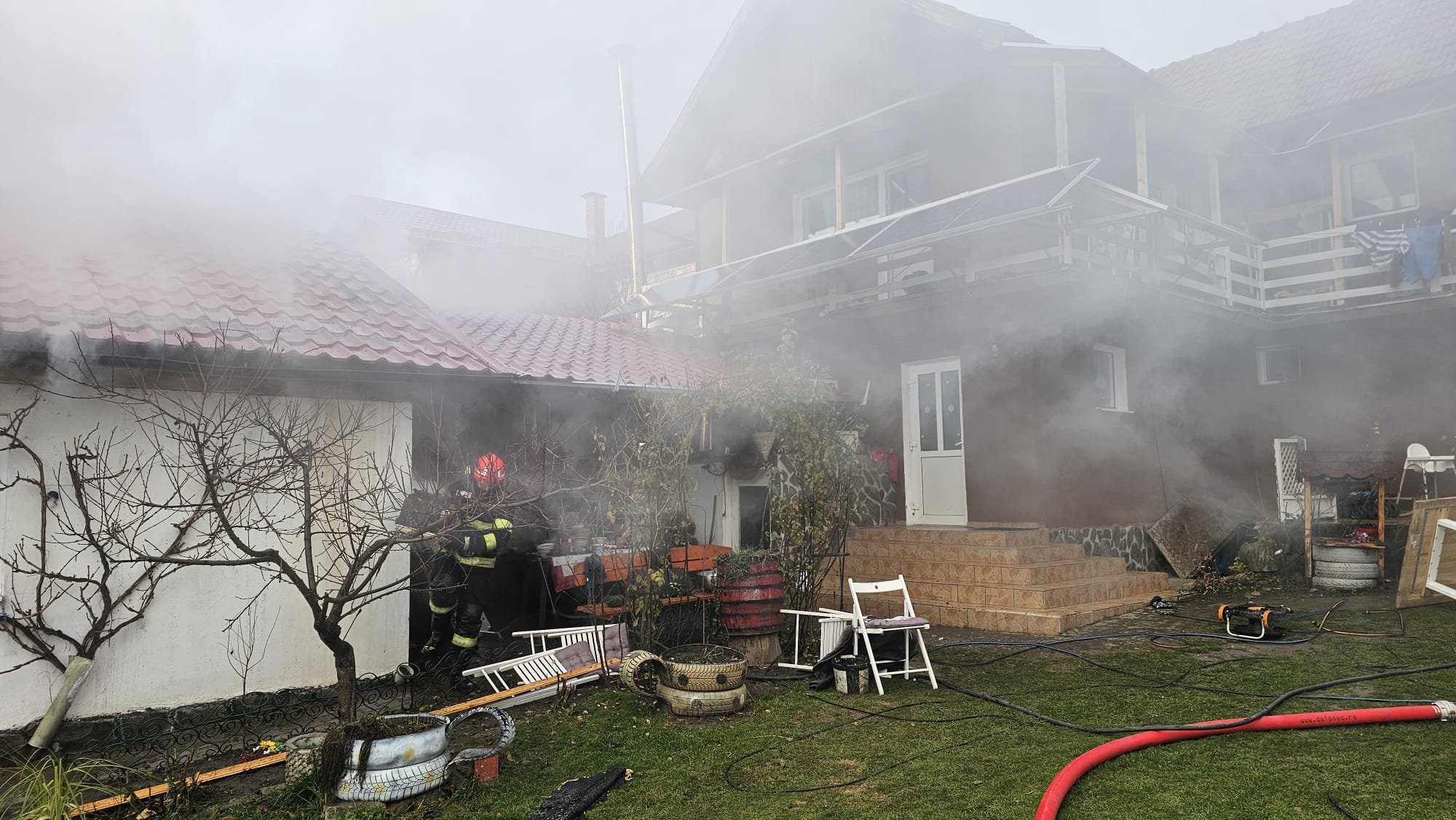 Incendiu în Valea Viilor: Pompierii sibieni au salvat 20 de păsări și doi porci