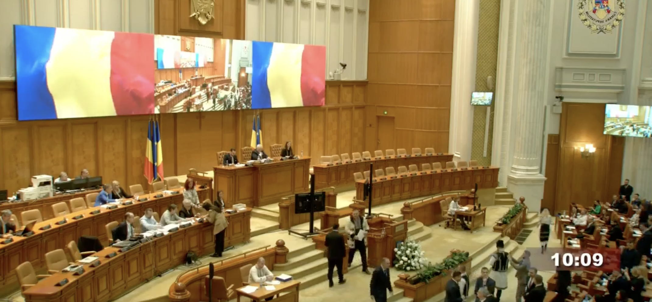 Deputaţii români depun jurământul de credinţă faţă de ţară şi popor
