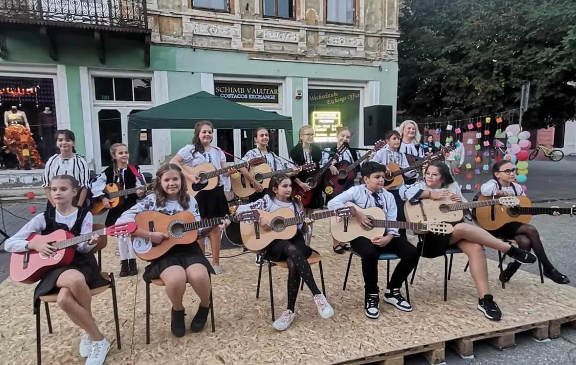 Elevii din Mediaș au nevoie de voturi virtuale pentru a câștiga Festivalul Internațional „Împreună de Crăciun”. Votarea mai este deschisă încă o zi