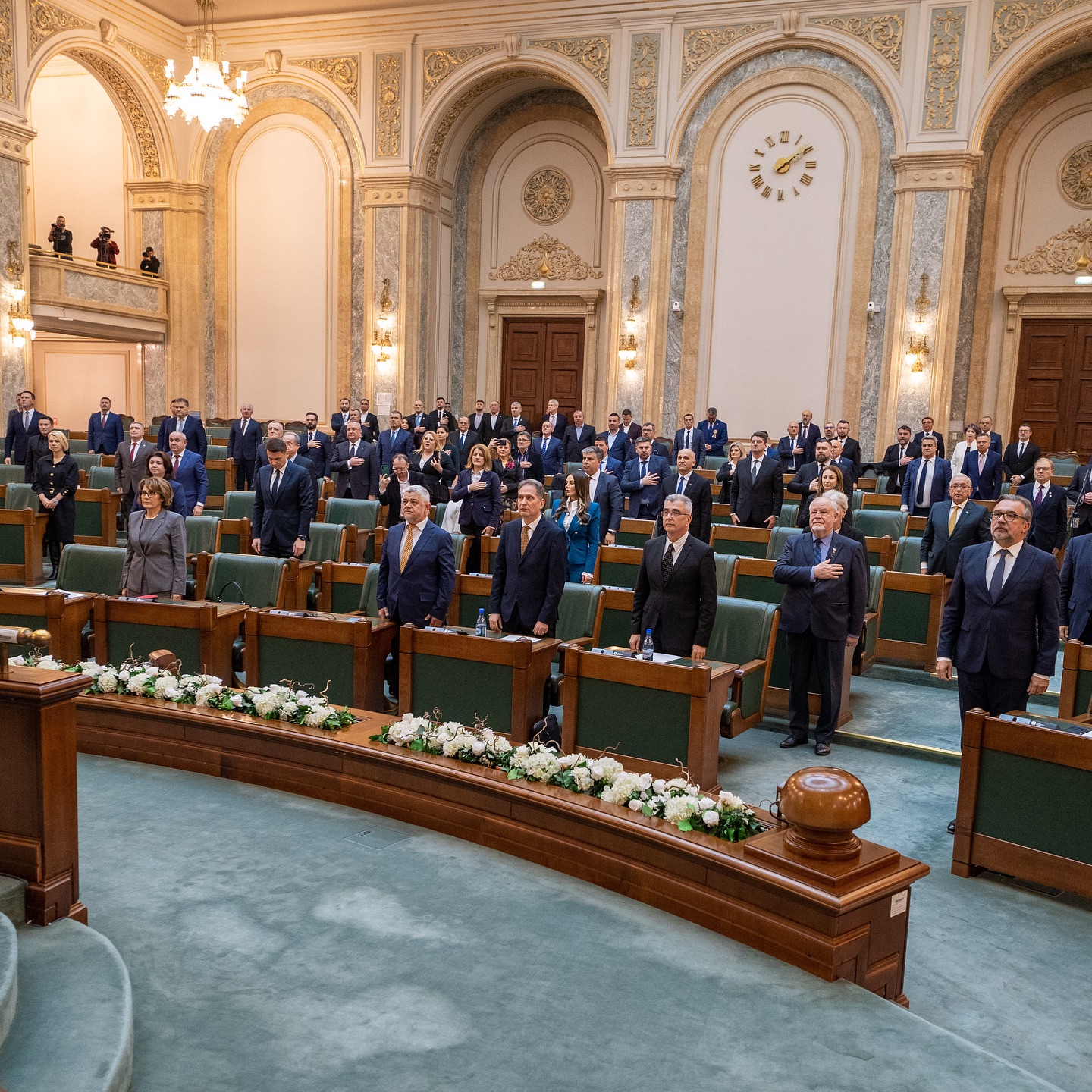 Senatul României este legal constituit. Mandatele celor 134 de senatori au fost validate și au depus jurământul