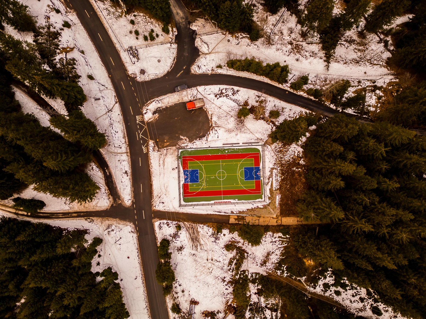 Singurul teren de sport din Păltiniș se deschide din 23 decembrie. Pentru început poate fi folosit gratuit