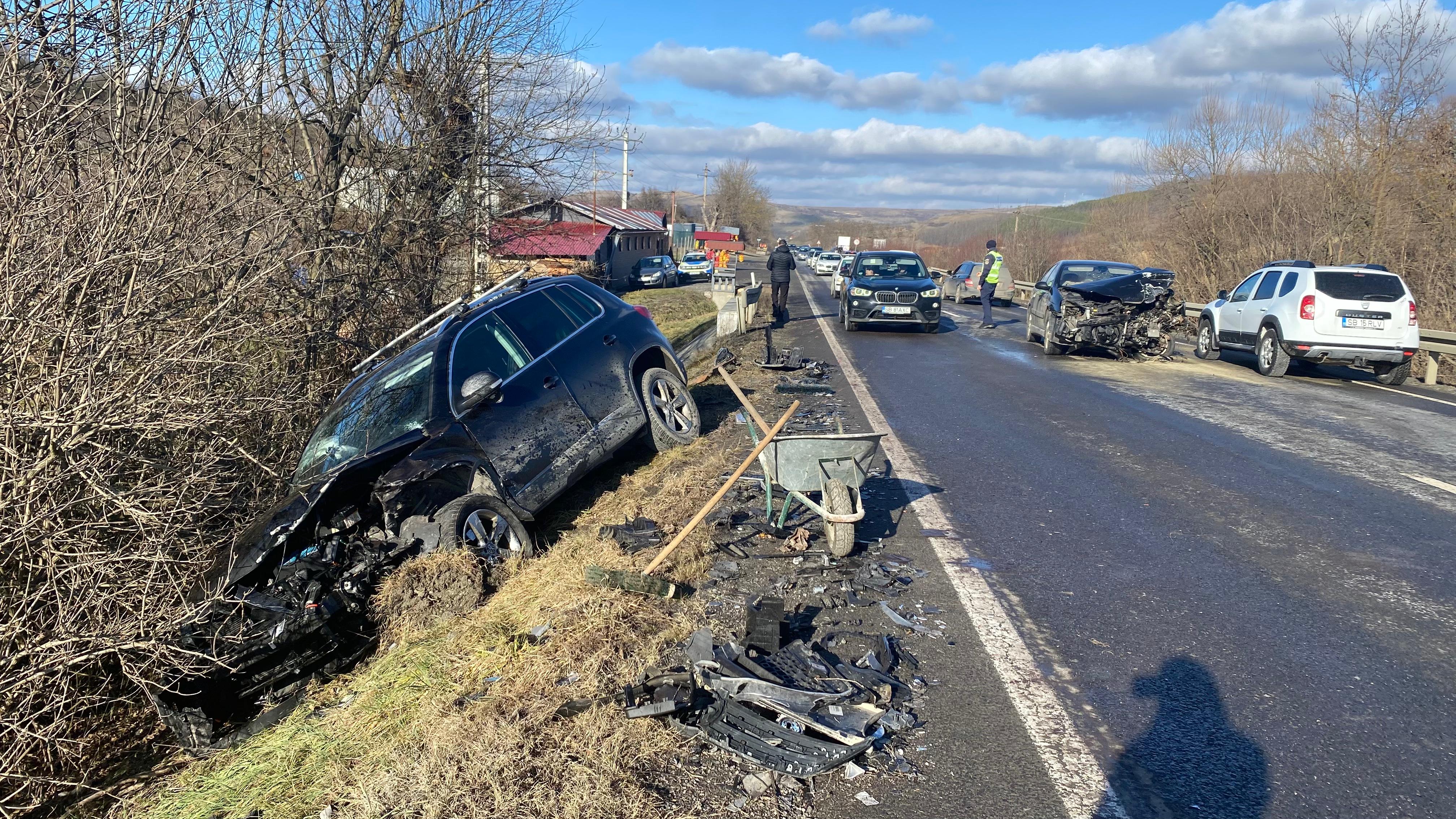 Actualizare. Doi adulți și doi copii au ajuns la spital în urma accidentului de la Slimnic. Planul Roșu de intervenție s-a dezactivat