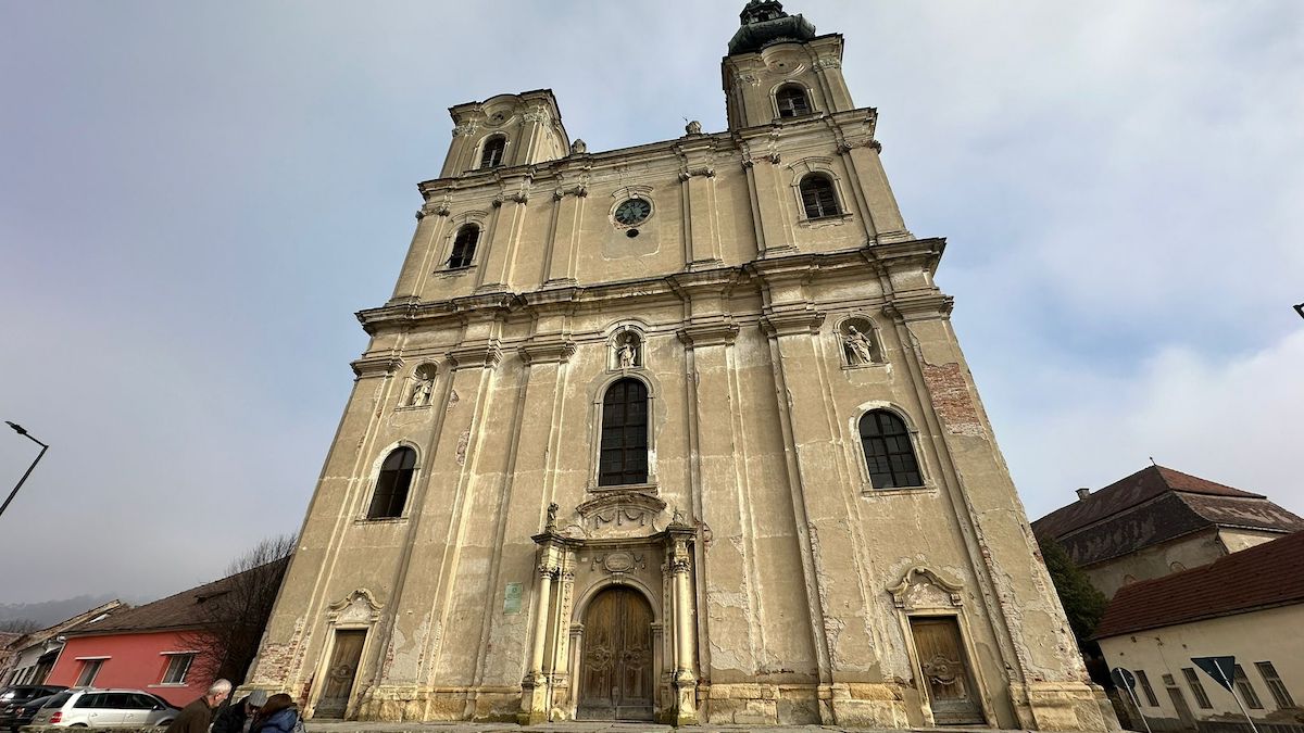 Biserica „Sf. Elisabeta” din Dumbrăveni, cea mai mare biserică armeană din lume până în secolul XX. Autoritățile vor să o renoveze din 2025