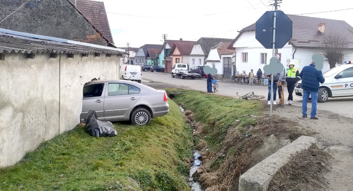 A făcut gaură-n zid cu mașina: femeie de 69 de ani, transportată la spital în urma unui accident în satul Bradu
