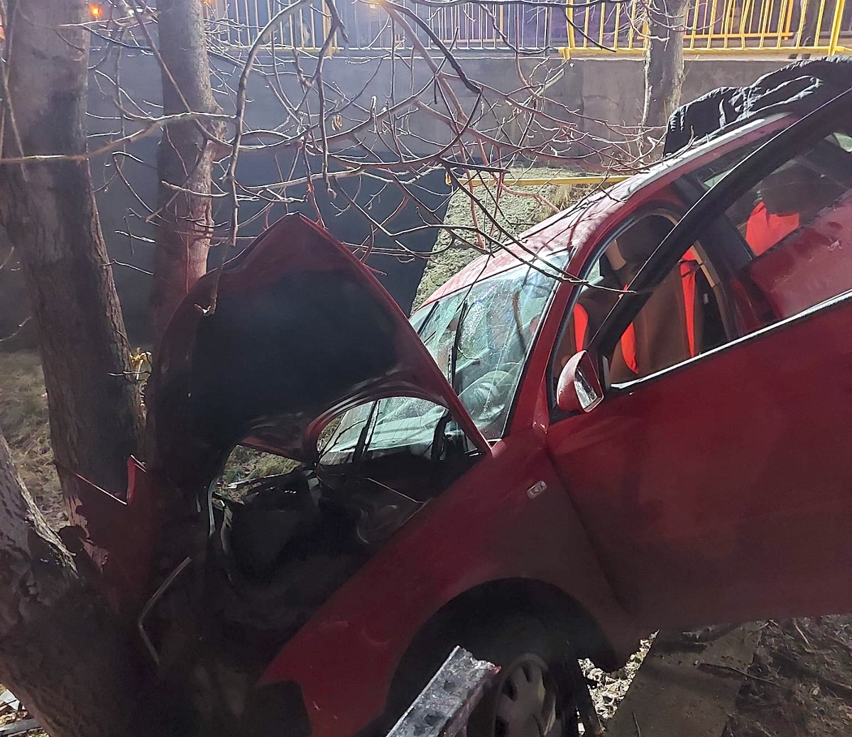 Vurpăr: un tânăr de 20 de ani a avut nevoie de descarcerare după ce a intrat cu mașina în capul unui pod