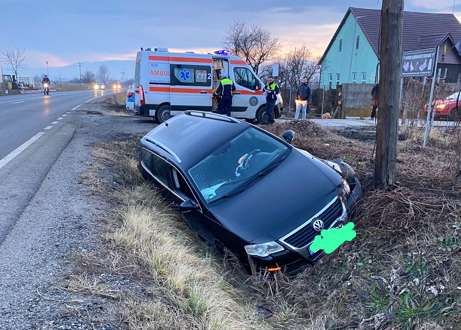 A intrat în depășirea unei mașini care era deja în depășire. Un bărbat și un copil de 7 ani, răniți într-un accident la ieșirea din Sibiu, pe DN 14
