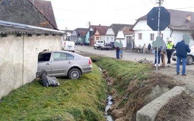 A făcut gaură-n zid cu mașina: femeie de 69 de ani, transportată la spital în urma unui accident în satul Bradu