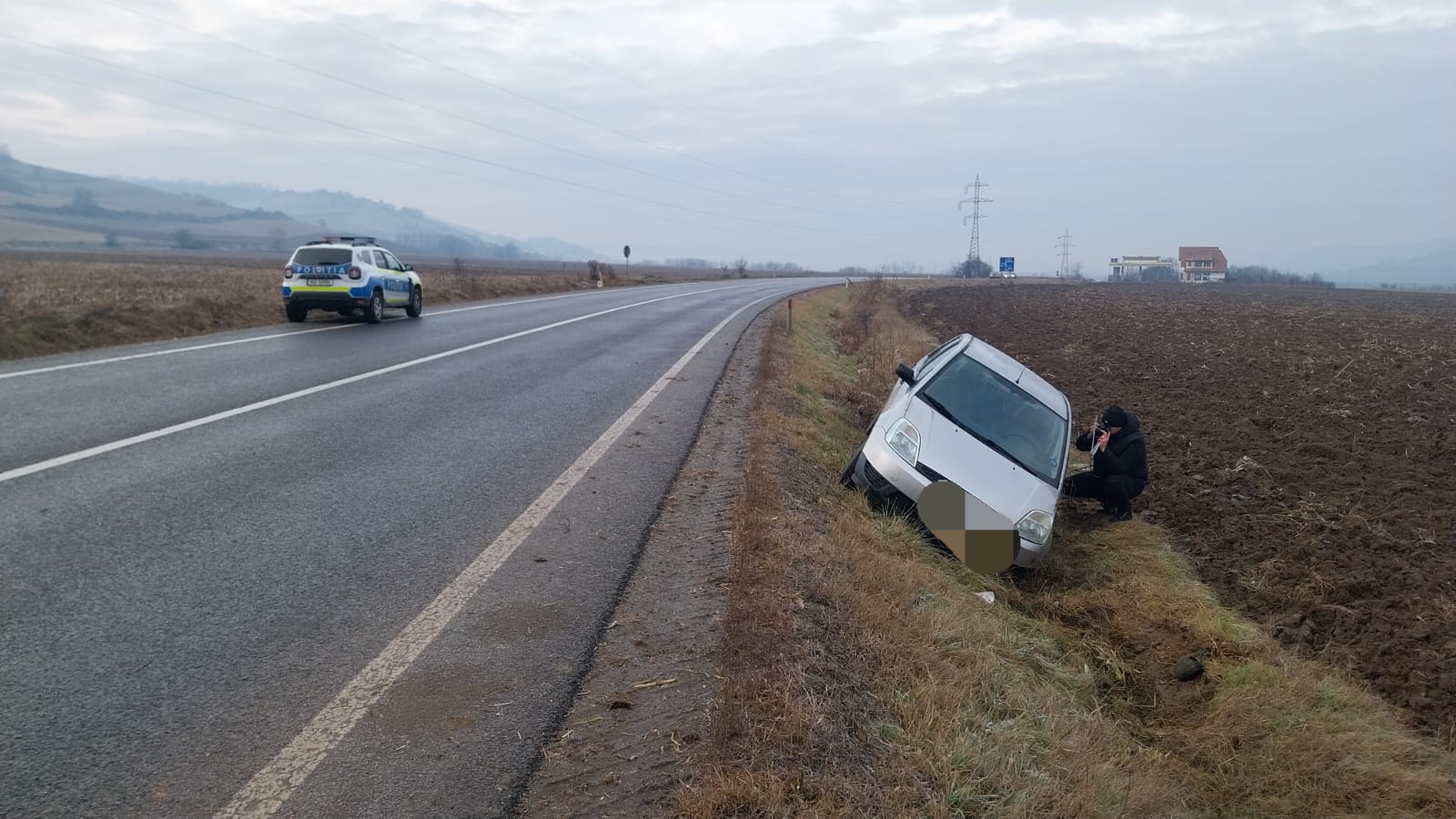Drumarii sibieni, amendați de polițiști după ce o mașină a ajuns în șanț: era polei. Șoferiței i-au reținut certificatul: avea anvelopele spate uzate