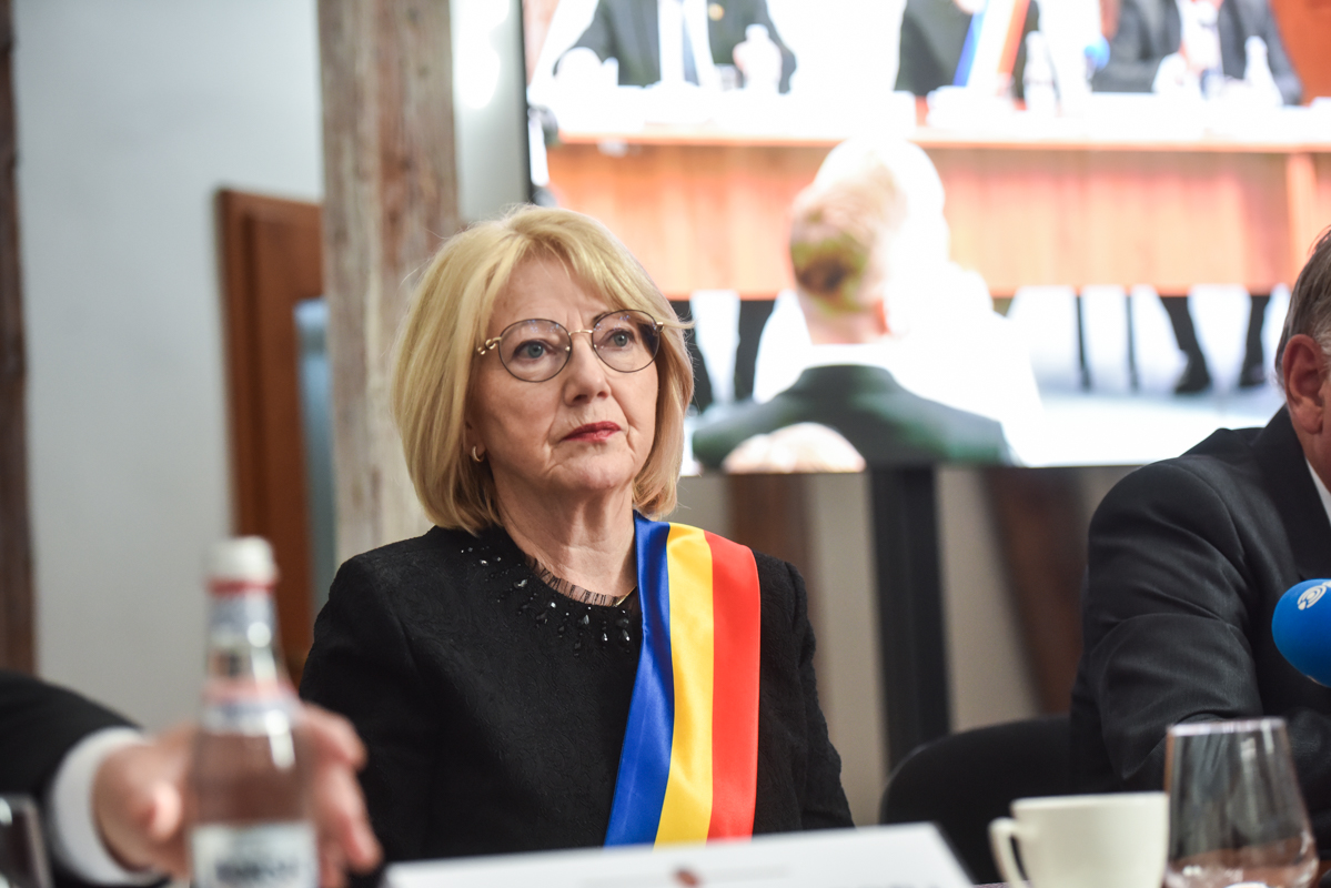 Primarul Astrid Fodor propune premierea celor mai frumoase decorațiuni de Crăciun și cere sfaturi și idei referitoare la Târgul de Crăciun „sau orice altă tematică”