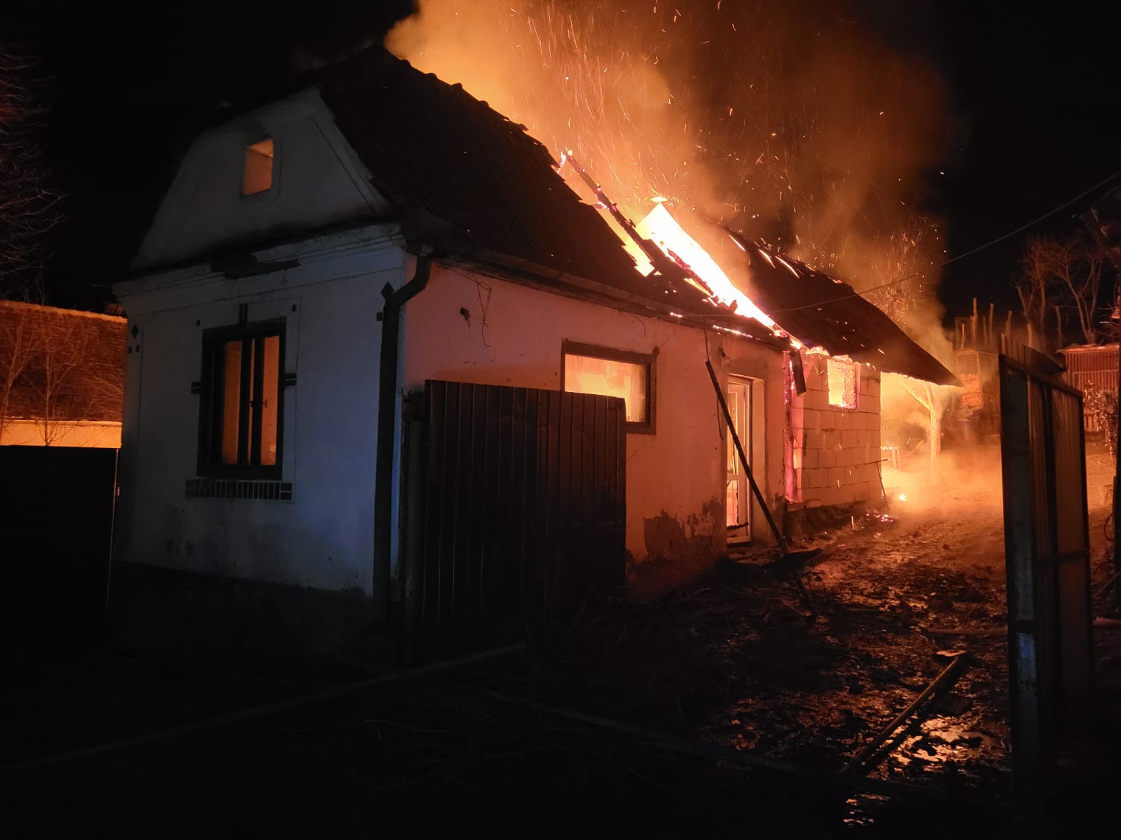 Al doilea incendiu în prima zi de Crăciun: o casă și o anexă gospodărească au ars la Valchid din cauza unui coș de fum neprotejat termic față de materiale combustibile