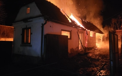 Al doilea incendiu în prima zi de Crăciun: o casă și o anexă gospodărească au ars la Valchid din cauza unui coș de fum neprotejat termic față de materiale combustibile