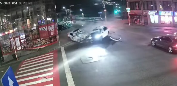 Tânărul care a lovit o mașină de poliție și a fugit a fost arestat preventiv. Trei agenţi au fost răniţi în accidentul de la Borșa
