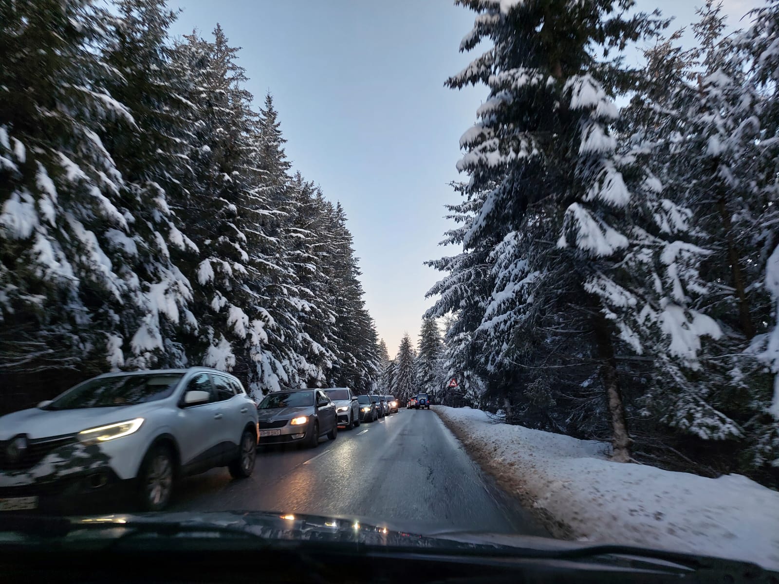 Actualizare. Aglomerație spre Păltiniș, în a doua zi de Crăciun. „Faci 5 km într-o oră, așa e de aglomerat”