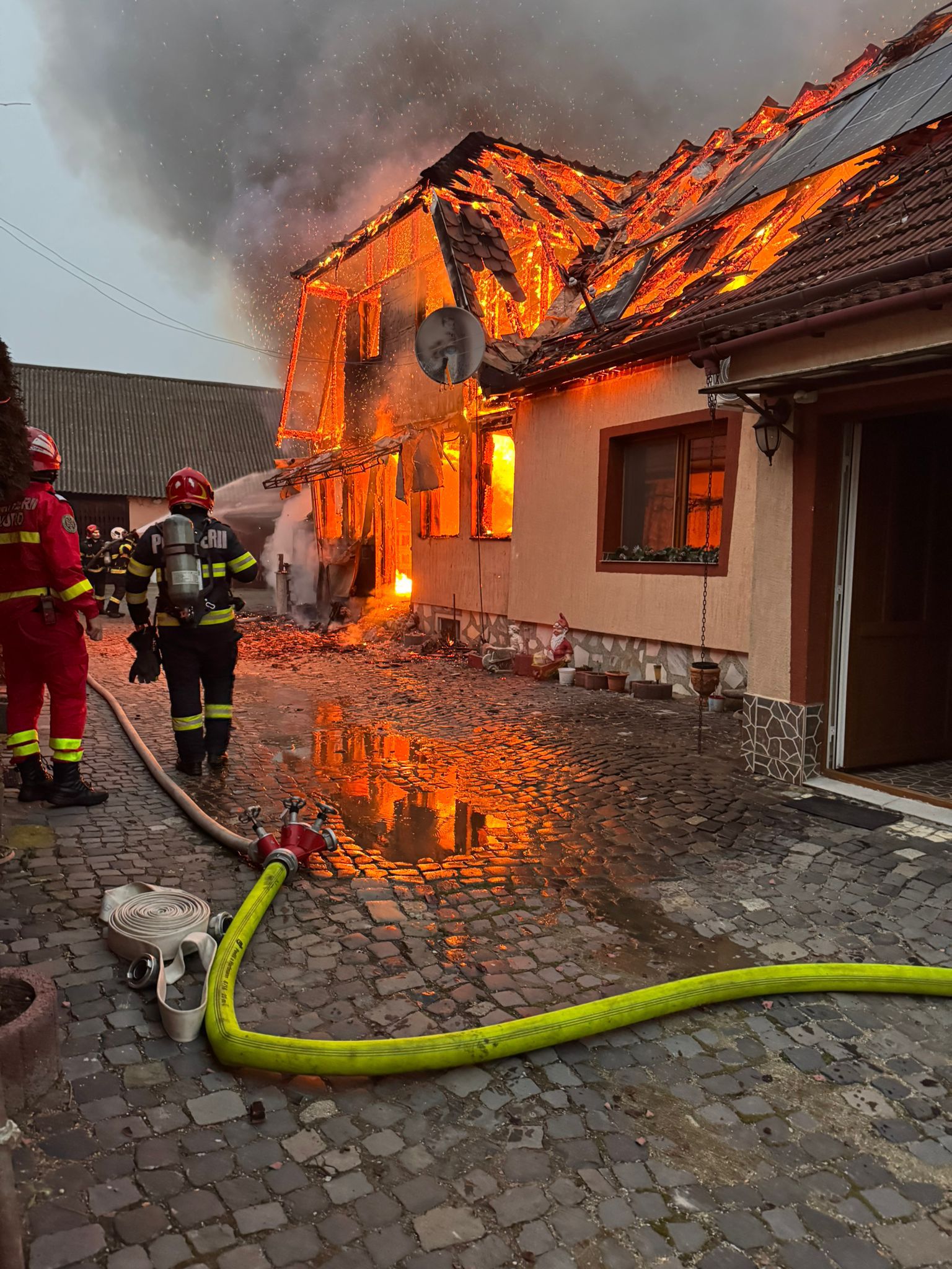 Actualizare: Incendiul de la Șura Mică a fost provocat de o instalație de brad defectă. Pompierii au luptat mai bine de patru ore cu flăcările