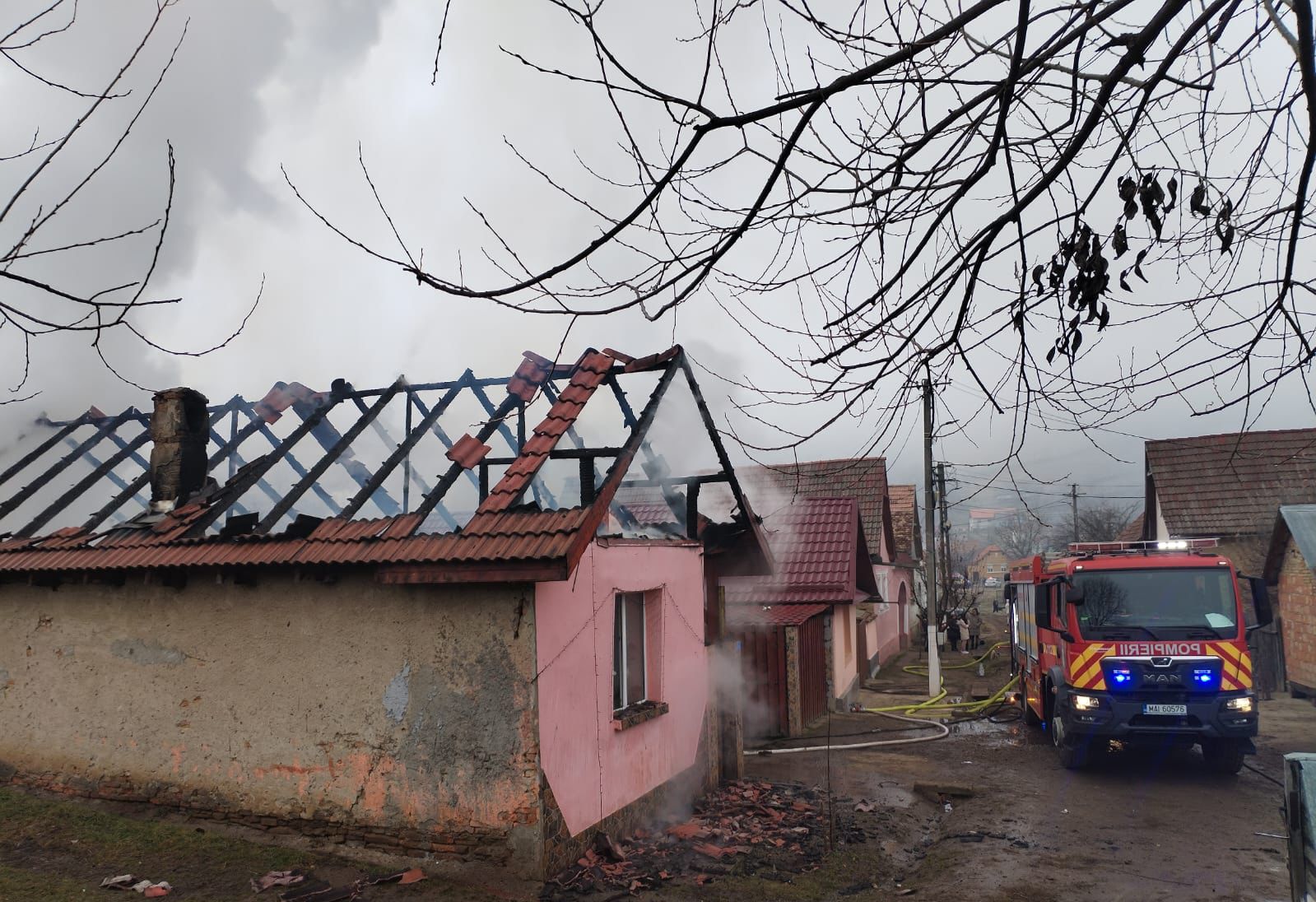 Incendiu în Valchid. Pompierii din Sibiu intervin pentru stingerea unui foc ce a distrus o casă și o anexă