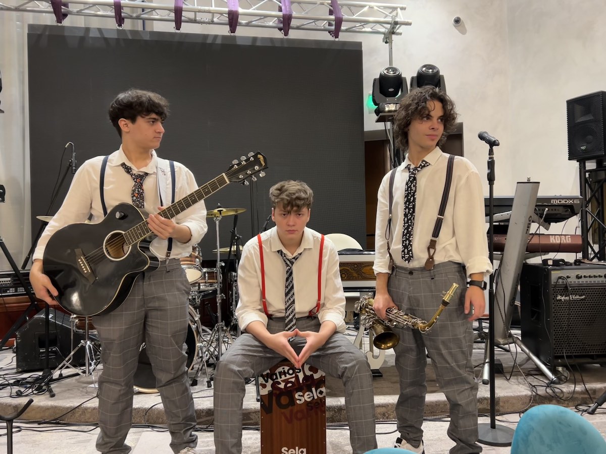 Acoustic Boyz concertează la Sibiu de Ziua Internațională a Voluntarilor