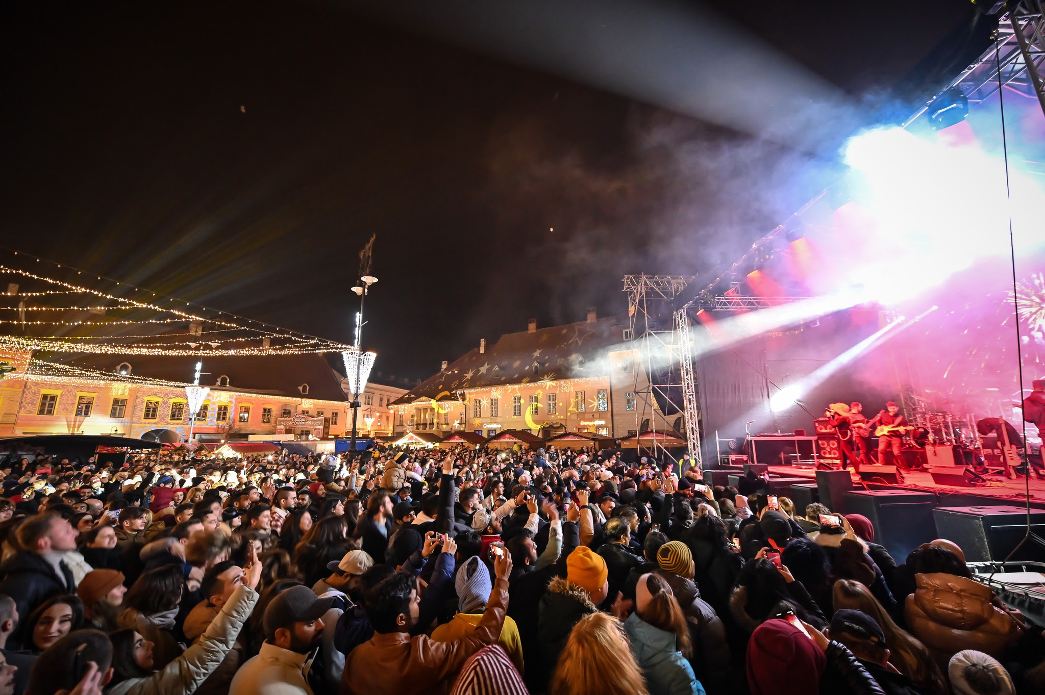 DJ Funky Drop și Trupa Bosquito concertează în Piața Mare a Sibiului de Revelion. Primăria a plătit 250.000 de lei pentru programul din acest an
