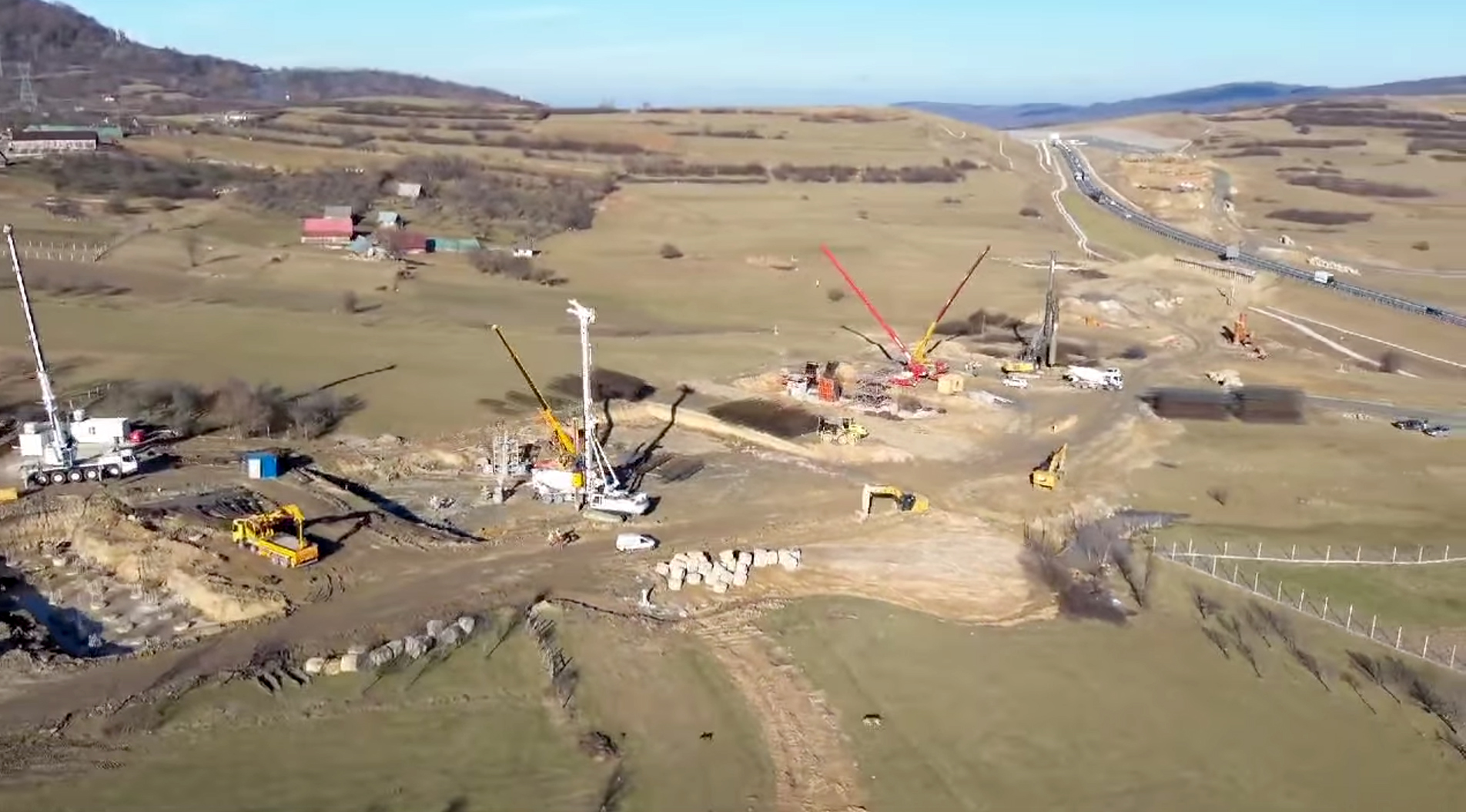 Imagini cu viaductul de la Boița de pe secțiunea 2 a autostrăzii Sibiu-Pitești. Constructorii turci pun în funcțiune o fabrică pentru confecționarea structurilor