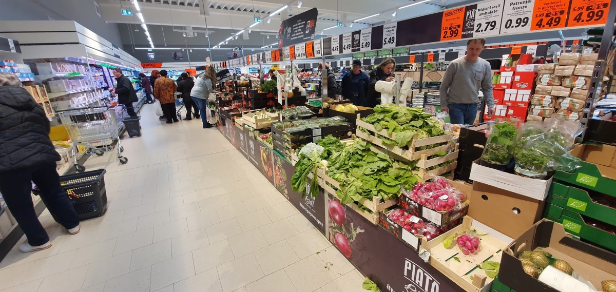Programul marilor magazine, mall-uri și piețe la trecerea dintre ani