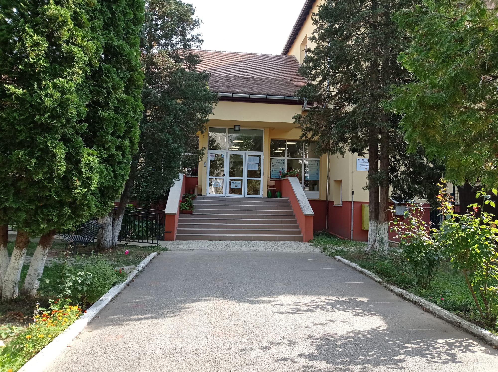 Școala „Radu Selejan” implică și comunitatea în proiecte sociale. Se strâng alimente și produse de igienă pentru familiile nevoiașe