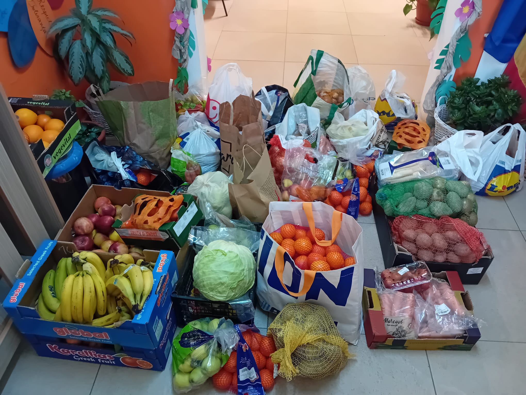 Copiii din Sibiu învață generozitatea: Grădinița „Căsuța Poveștilor” sprijină familiile aflate în dificultate prin proiectul „Săptămâna fructelor și legumelor donate”