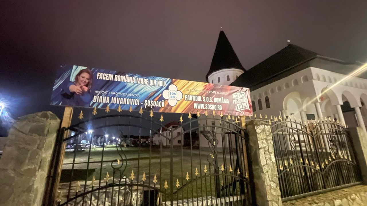 Banner cu Diana Șoșoacă la o biserică din Șelimbăr. ”Nu facem noi așa ceva. Nici nu avem cu cine să facem acum politică”