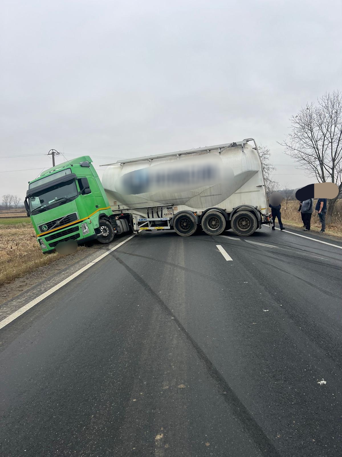 Actualizare. Traficul a fost blocat pe DN 1, între Scoreiu și Porumbacu de Jos. O autocisternă a derapat