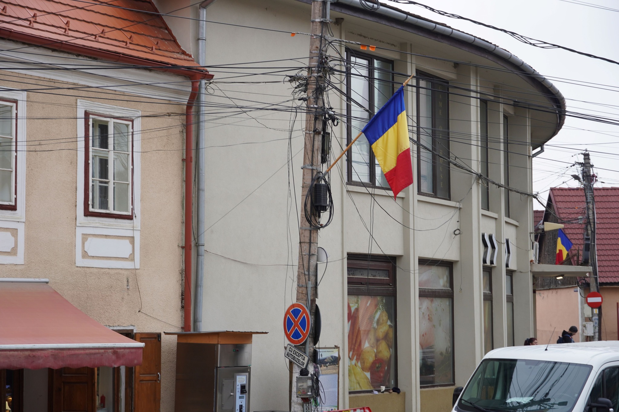 „Dispar cablurile aeriene”. Rășinari va avea o rețea electrică nouă. Va fi modernizată printr-un proiect de 43 de milioane de lei