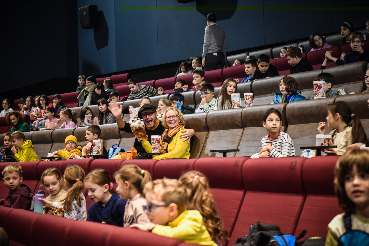 Proiecție gratuită de film în limba germană, la CineGold, pentru 250 de copiii de la Școala Nr. 2. Consulul Germaniei la Sibiu, Kerstin Ursula Jahn, invitata specială a evenimentului