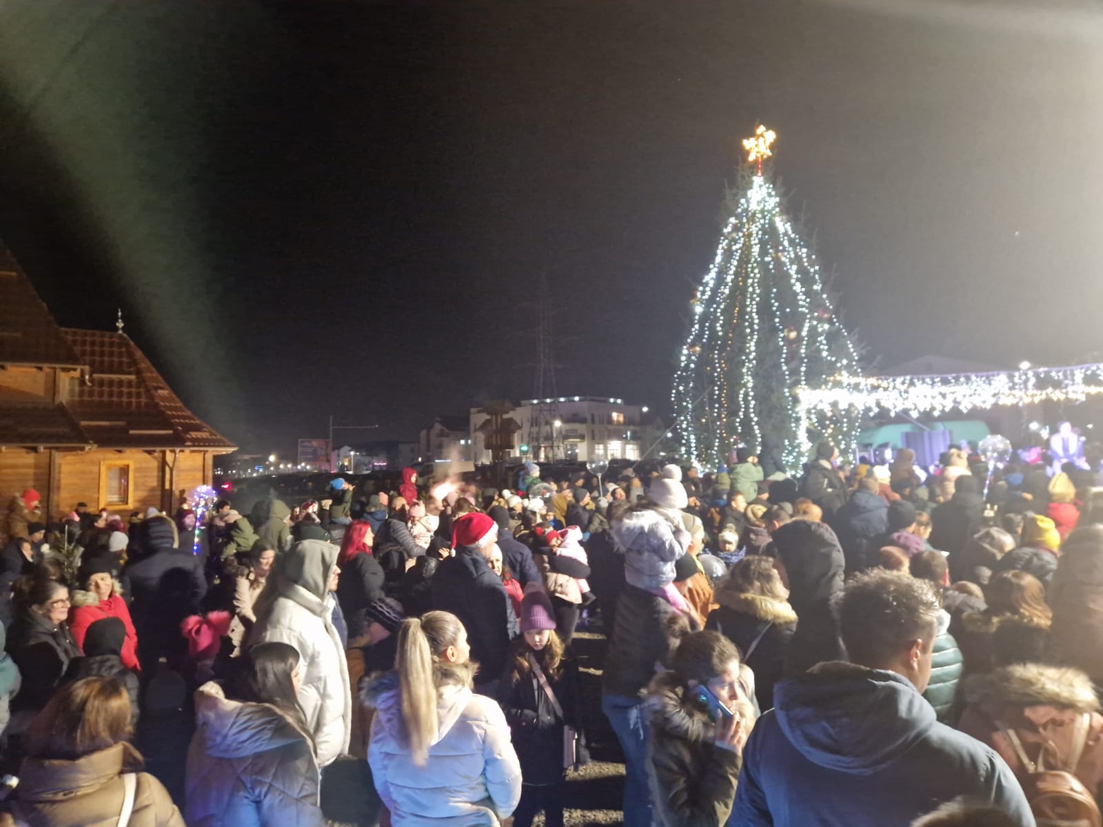 Au fost aprinse luminile primului brad de Crăciun instalat de autorități în Cartierul Arhitecților. Zece „Moși” au împărțit dulciuri copiilor