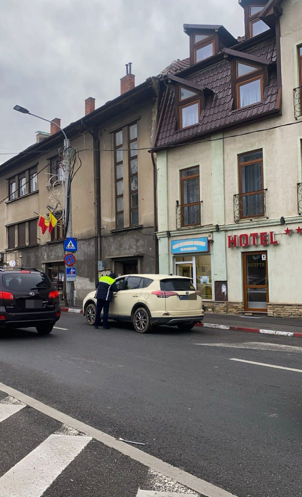 Șaorma cu amendă: Polițiștii rutieri au găsit 21 de mașini parcate neregulamentar, intersecția Milea cu Calea Dumbrăvii fiind unul din punctele predilecte