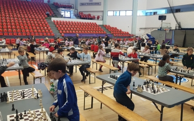 400 de elevi sibieni au jucat șah în Sala Transilvania: „E minunat când copilul își dă seama că dacă învață să fie atent, învață foarte ușor!”